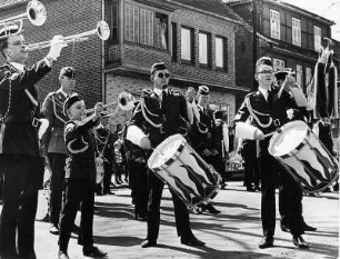 Bienenbüttel. Die Schützengilde des Ortes feiert traditionell ihr jährliches Schützenfest. Ein Spielmannszug musiziert