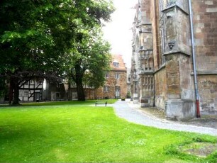 Stadtkirche - Kirchhof im Süden nach Westen mit angrenzenden Gebäuden in Übersicht