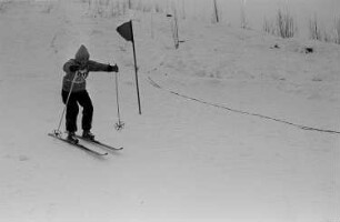 Pioniere beim Wettkampf im Skislalom : Teilnehmer bei der Abfahrt