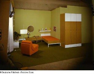 Wäscheschrank : Musterschlafzimmer (1972; Möbelkombinat Erfurt (MKE)). Liege und Wäscheschrank