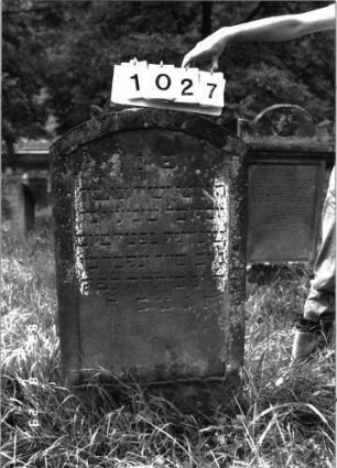 Grabstein 1027 (Index: 100098994) Maße HxBxT: 118x61x10 cm: Grabstein 1027