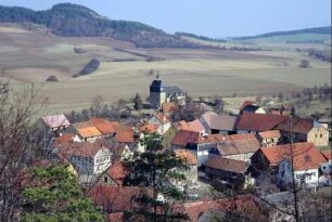 schöner Blick auf das Dorf mit Kirche