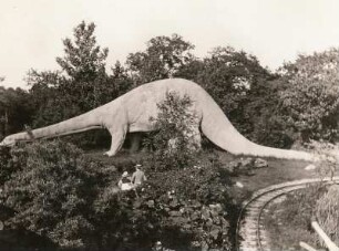 Hamburg. Tierpark Hagenbeck. Urweltlandschaft, Saurier