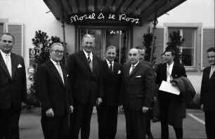Müllheim: Motel Alte Post; Landesregierung in Müllheim; Gruppe vor Motel; Wirt, Graf, Kiesinger, Allgeier, Löffler