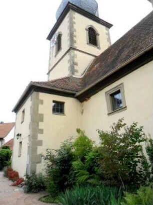 Kirche von Nordwesten mit Langhaus (Romanisch - 1716 Barock verändert) sowie Kirchturm (Neubau 1716 auf Romanischem Vorgänger)