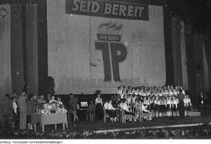 Dresden. Pionierorganisation "Ernst Thälmann". II. Pioniertreffen, Ensemble - Freilichtbühne "Junge Garde", 12.-18. August 1955