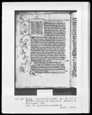 Martyrologium und Regula Sancti Benedicti — KL-Ligatur mit anschließender Ranke als Teilbordüre, Folio 2verso