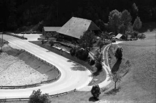 Nussbach: aus dem Zug: Kurve mit Haus
