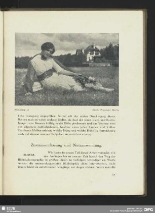 [Eine Frau positioniert in der Wiese vor einem Haus]