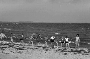 Burg: spielende Kinder am Strand bei Burg