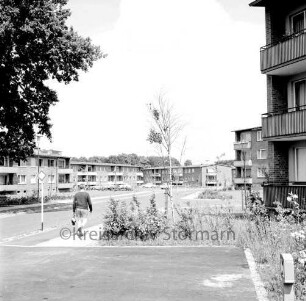 Bogenstraße: Straßenansicht mit zwei- und dreigeschossigen Wohnblocks