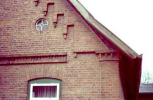 Sehmsdorf: Dorfstraße 2: traufständiges Bauernhaus: Giebelseite Wohntrakt: Detailaufnahme: Traufe, Giebelrand, Backsteinzier, Rundfenster