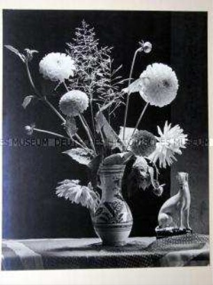 Keramikvase mit Dahlien - Auch im Kriege lassen wir uns die Freude an Blumen nicht nehmen