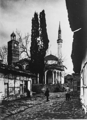 Die Moschee in Kavaja : Blick von einer Straße aus auf die Kubelie-Moschee mit Minarett