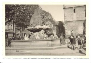 Donopbrunnen. Detmold, Marktplatz. Wiederaufstellung der Nymphe auf den Donopbrunnen. Sammlung Gudrun Frost