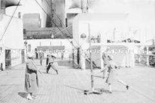 Passagiere beim Tennis und Swingball-Spiel an Deck des Hochseepassagierdampfers "Bremen"
