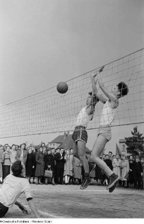 Koreanischer Volleyballspieler bei einer Veranstaltung anlässlich des Tags der Republik, im Hintergrund das Publikum