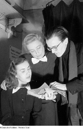 Porträtaufnahmen des Schauspielers und Regisseurs Thomas Engel : Aufnahme während einer Probe mit Käthe Haack (Mitte) und Liselotte Reimann (links)