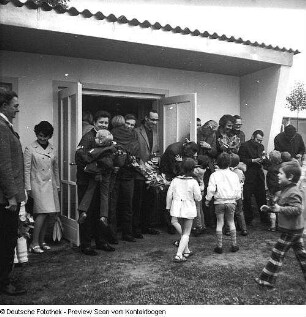 Dresden-Johannstadt, Dürerstraße 50, Serie: Kindergärten und -krippen, Kindergarten. Außenanlage mit Bungalow und Kindergruppe