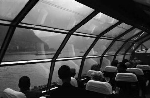 Koblenz; Bingen: Aussichtswagen des Rheingold-Express am Rhein zwischen Koblenz und Bingen