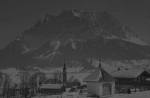 Lermoos: Zugspitze, Vordergrund Bildstock und Ort