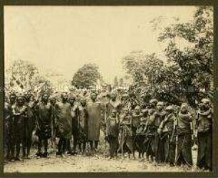 Gruppe von Massai, im Halbkreis aufgestellt