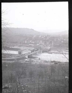 Hessigheim, Blick vom linken Hang auf die Wehr- u. Schleusenbaustelle (Hochformat)