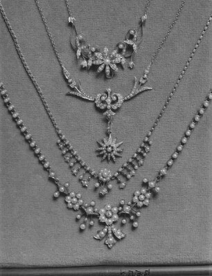 Halskette mit Blüten und Knospen