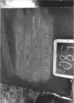 Grabstein 580 (Index: 100111460) Material: Sandstein, weiße Marmorplatte Zustand: gut Maße HxBxT: 161x71x23 cm Beschreibung: Stele, profilierter Sockel, Abdeckplatte mit Volutenaufsatz, Schriftplatte mit Rundbogenabschluß Symbolik: Voluten, Ranken, Blätter: Grabstein 580B