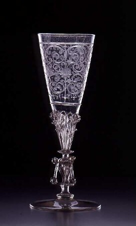 Kelchglas mit Arabesken und Blumen