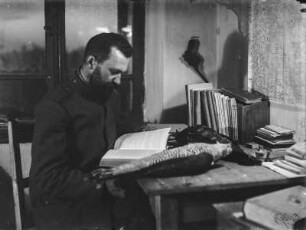 Portrait Rudolf Zimmermann : Portrait von Rudolf Zimmermann am Schreibtisch lesend.
