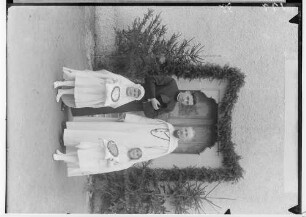 Primizfeier Ruf-Eisele in Sigmaringendorf 1936; Neupriester und Primizbräutchen vor geschmücktem Hauseingang