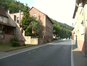 Stadtbefestigung - Standort des unteren Tores an der Hauptstraße im Westen - Tor mit Torturm im 19 Jahrhundert völlig abgetragen