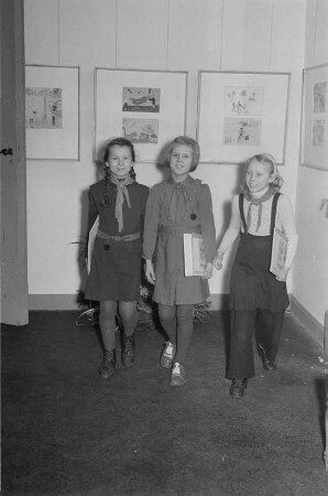 Ausstellung der Deutsch - Polnischen Gesellschaft: "Polnische Kinder zeichnen und malen" in der Öffentlichen Wissenschaftlichen Bibliothek : Pioniere in der Ausstellung
