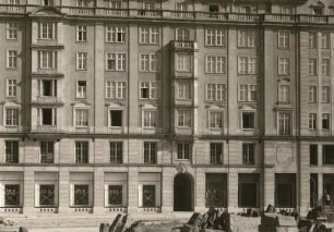 Dresden-Altstadt, Altmarkt. Wohn- und Geschäftshaus auf der Ostseite. Teilansicht der Fassade
