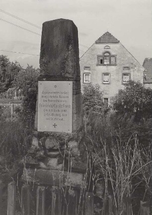 Mobschatz-Rennersdorf, Stauseeweg 5. Gedenkstein (um 1875) für F. M. Frost im Garten des Bauernhofes