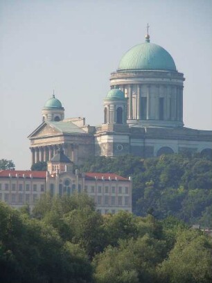 Esztergom - Die Basilika : Blick von der Donau auf die Basilika von Esztergom, aufgenommen am 13. Juni 2011