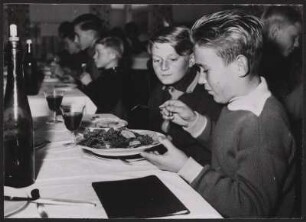 Ein Schüler bedient sich von einer kalten Platte