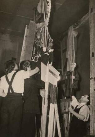 Sowjetisches Puppenspiel (Professor Sergej Obraszow). Bedienung der Puppen hinter der Bühne. Dresden, Dezember 1950