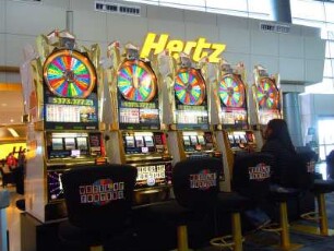 Innenraum des Terminal 3 des McCarran Airport mit Glücksspielautomaten : Glücksspielautomaten. Aufgenommen am 22. August 2012 im neuen Terminal 3 des Internationalen McCarran Airport von Las Vegas