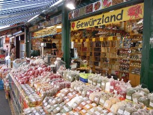 Wien - Gewürzladen am Naschmarkt : Auslagen eines Gewürzgeschäftes am Naschmarkt. Aufgenommen am 16. Juni 2011 in Wien