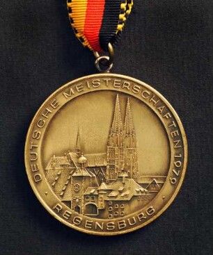 Bronzemedaille Deutsche Meisterschaften in Kurzschrift und Maschinenschreiben in Regensburg 1979 am schwarz-rot-goldenen Band : Sammlung Deutscher Stenografenbund. Bronzemedaille Deutsche Meisterschaften in Kurzschrift und Maschinenschreiben in Regensburg 1979 am schwarz-rot-goldenen Band. Messing, patiniert; Durchmesser 50 mm, Gewicht 50 g (1979; Deschler & Sohn, München). Dresden: SLUB R c 0531