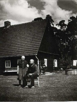 Musiker aus Trebendorf : Volksmusik - Interpreten und Instrumente. Ort: Trjebin/ Trebendorf. Der Dudelsackspieler Hanzo Schuster mit Ehefrau, 1980.