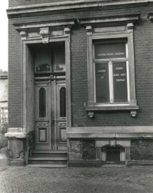 Wurzen, Dresdener Straße 5c. Wohnhaus (1880/1890 und um 1920/1930). Portal und Fenster