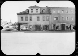 Penig, Brückenstraße 26. Wohnhaus mit Läden. Straßenfront