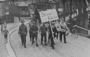 Demonstration des Roten Frontkämpferbundes (RFB) mit der Losung "Strasse frei dem Arbeiter" um 1930 : Schwarzenber. Demonstration des Roten Frontkämpferbundes (RFB), Erlaer Straße