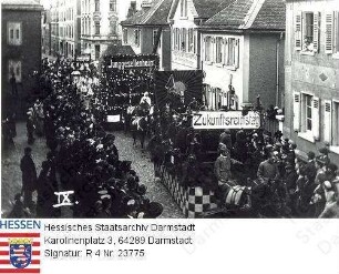 Darmstadt, 1911 Februar 26 / Festwagen 'Zukunftsreichstag' des 'Stammtisch der Eiskalten' beim Darmstädter Karnevalszug