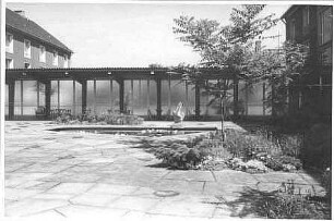 Gartenanlage des Krankenhauses Neustadt. Pergola und Brunnen mit Pelikan (nach 1945; E. Richter)