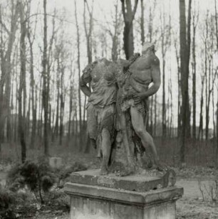 Bacchus mit Bacchantin : Naundorf-Hof, Neues Schloss, Figurengruppe Bacchus und Bacchantin im großen Rondell des Schlossparks