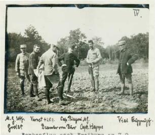 Foto von Capitaine Happe mit seinen Leuten bei der Besichtigung der Wirkung des Übungs-Bomben-Abwurfs